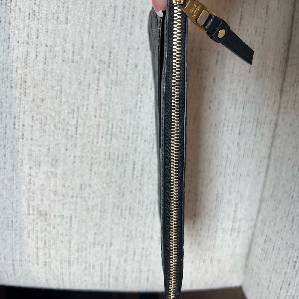 🩷🩷🩷 Louis Vuitton Black Monogram Wristlet-Melanie Pochette MM - Picture 12 of 16